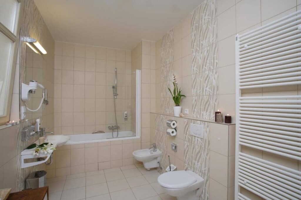 Hotel 1. Republic bathroom