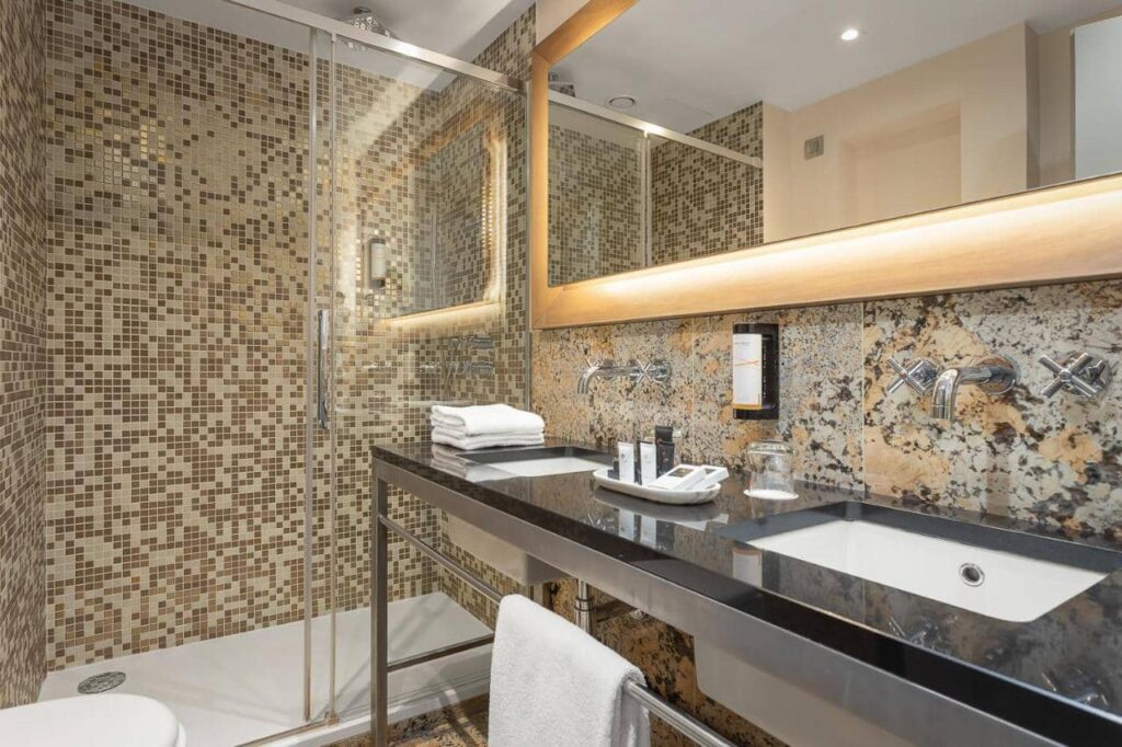 Hotel Royal Prague bathroom