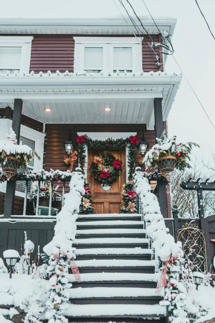 17 Beautiful Christmas Porch Decorating Ideas