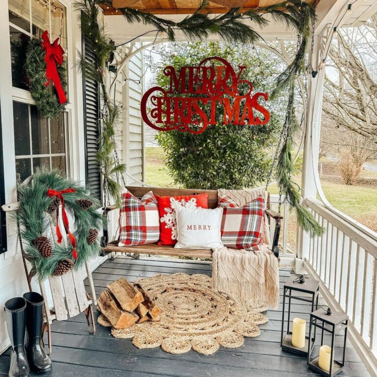 17 Beautiful Christmas Porch Decorating Ideas