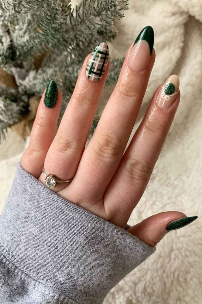 60+ Festive Green Christmas Nails Ideas