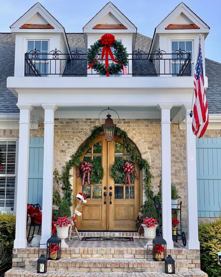 17 Beautiful Christmas Porch Decorating Ideas