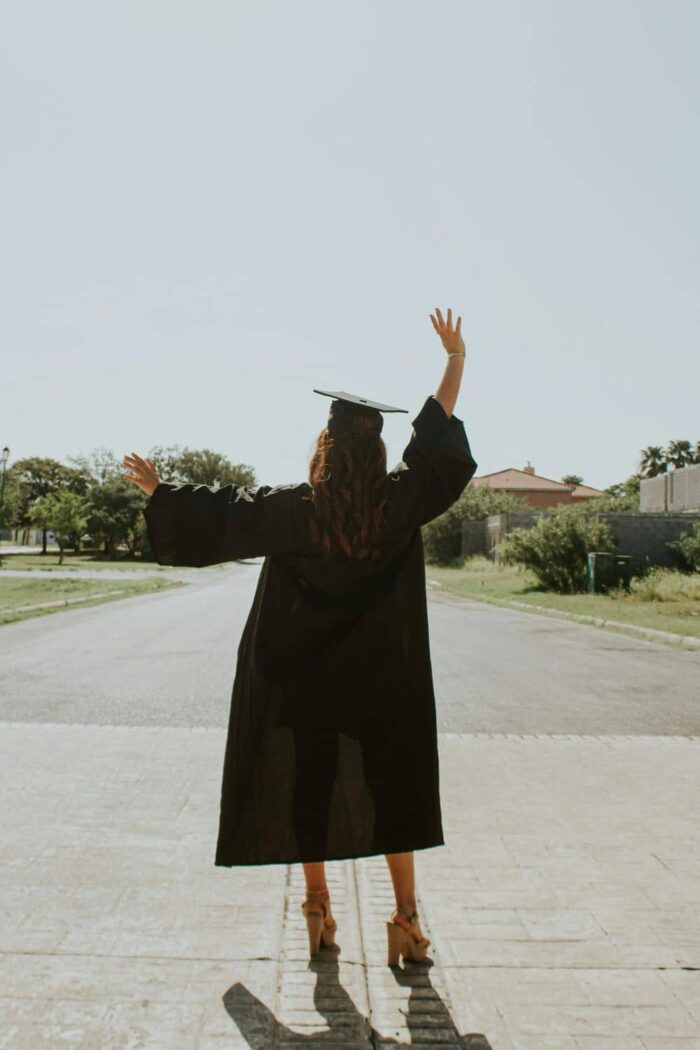 34 Cute Graduation Photoshoot Ideas to Recreate For Your Grad Photo Session