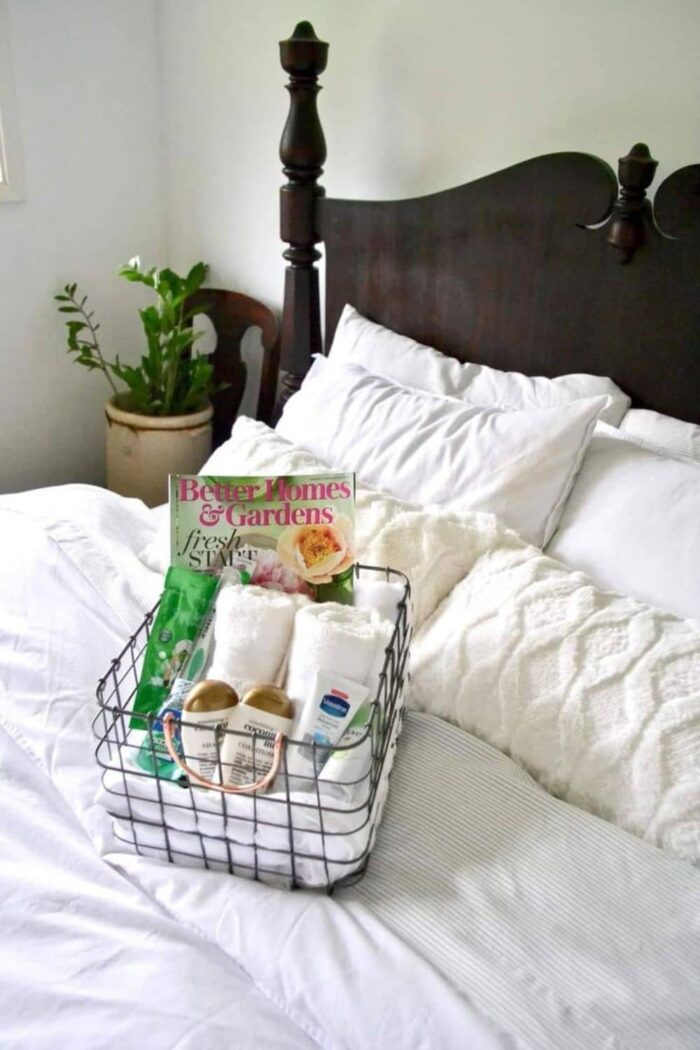 21 Charming Guest Room Welcome Basket Ideas to Make Your Guests Feel Extra Special